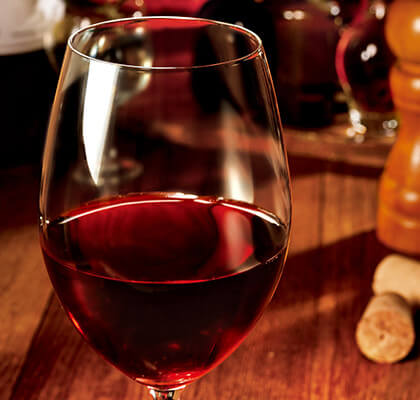 ワインがグラスに注がれている